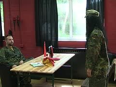 Sexy Strip vor Hauptfeldwebel