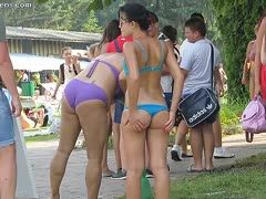 Knackige Ärsche in heißen Bikinis