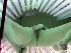 Muschi im Solarium gefingert