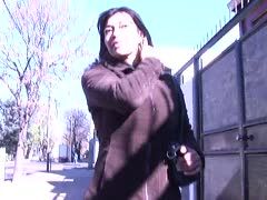 Milf erwischt Einbrecher und muss büßen