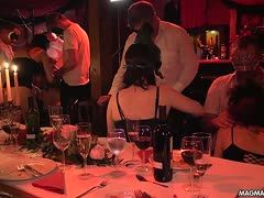 Maskenmänner im Swingerclub