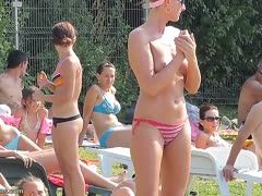 College Girls in Bikinis unter der Dusche gefilmt