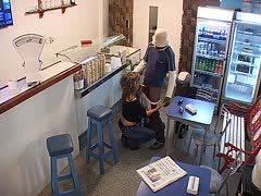 Blonde Kundin bläst schwarzem Eisverkäufer den Schwanz