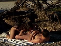 Rassige Schlampe lässt sich am Strand bumsen