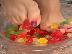Gummibärchen zwischen den zehen