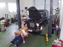 Notgeile Teen lässt Automechaniker ran