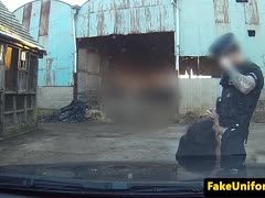 Farbiges Luder lutscht Schwanz von Polizisten