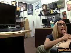 Sexy Teen spontan im Büro gefickt