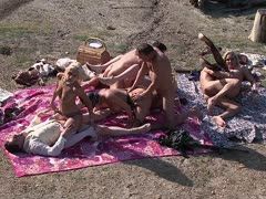 Geile outdoor Vintage Orgie im Grünen