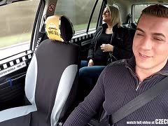 Taxilenker fickt den blonden Fahrgast