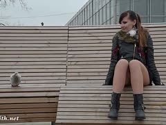 Exhibitionistisches Girl ist outdoor unten ohne unterwegs