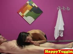 Asia Tittenmasseuse melkt seinen Schwanz ab
