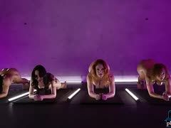 Erotische Fitness-Babes trainieren nackt