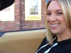Schüchterne Blondine setzt ihre Riesentitten ein