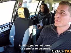 Im Taxi vögelt der Lenker seine brünette Kundin