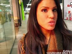 Kleine Titten und perfekter Arsch von junger Latina beim Sexdate
