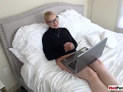 Blonde Stiefmutter im Bett doggy gefickt