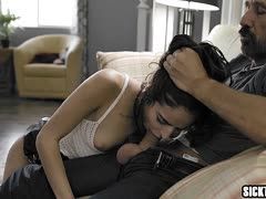 Dunkelhaariges Girl wird vom Stiefvater gepoppt