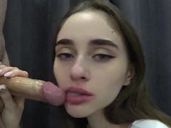 Schwarzhaariges Girl beim Deep Throat Blasen