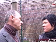 Kurzhaarige Frau auf der Straße zum Sex abgeschleppt